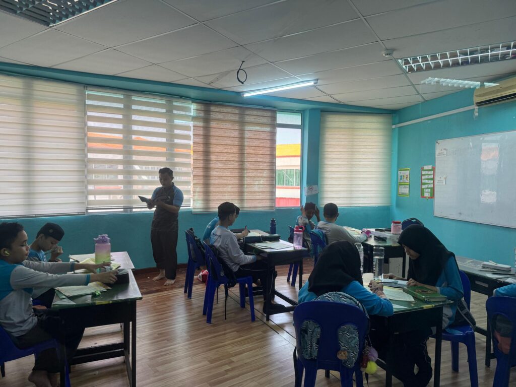 Guru Sedang Mengajar Di Dalam Kelas SRI Tahfiz Nadi Kingfisher, Kota Kinabalu.