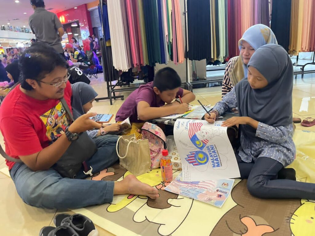 Ibu Bapa kepada pelajar sekolah SRI Tahfiz Nadi Kingfisher menemankan anak mereka menyertai pertandingan mewarna di luar sekolah. Sumber: Masrin Mohamad